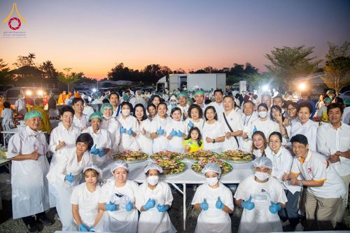 ภาพ No.196895:พิธีถวายภัตตาหารเป็นสังฆทาน แด่พระธรรมยาตรา ณ วัดโบสถ์(บน) ตำบลบางคูเวียง อำเภอบางกรวย จังหวัดนนทบุรี ในโครงการธรรมยาตรา กตัญญูบูชา มหาปูชนียาจารย์ พระมงคลเทพมุนี(สด จนฺทสโร) พระผู้ปราบมาร อนุสรณ์สถาน 7 แห่ง ปีที่ 13 วันที่ 18 มกราคม พ.ศ. 2568