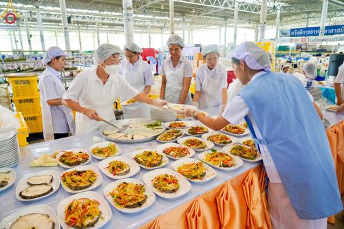 ภาพ No.60192:คณะสงฆ์ 10,000 กว่าวัดฉันภัตตาหารเพล ในวันคุ้มครองโลก วันจันทร์ที่ 22 เมษายน พ.ศ. 2567 ณ สภาธรรมกายสากล วัดพระธรรมกาย