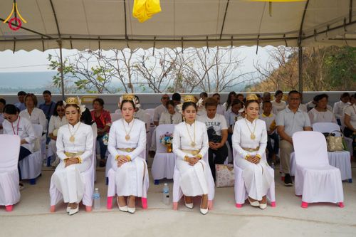 ภาพ No.131425:พิธีอัญเชิญพระบรมสารีริกธาตุ และองค์พระพุทธรัตนกายสิทธิ์ ติดตั้งองค์พระเจดีย์จตุรทิศ ถวายองค์พระเจดีย์ ลานธรรมและกำแพงแก้ว ถวายเป็นพุทธบูชา น้อมถวายบูชาธรรมหลวงพ่ออายุวัฒนมงคล ๘๐ พรรษา วันเสาร์ที่ ๑๖ มีนาคม พ.ศ. ๒๕๖๗ ณ วัดเขาพญาปราบ ต.ตะขบ อ.ปักธงชัย จ.น