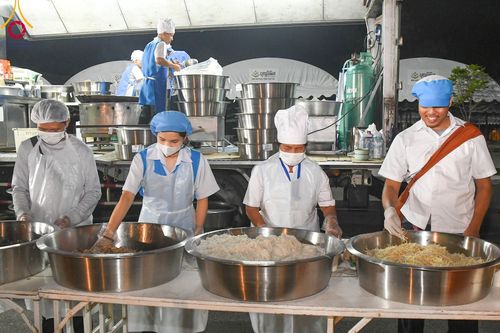 ภาพ No.106667:พิธีถวายภัตตาหารเป็นสังฆทาน แด่คณะพระธรรมยาตราฯ ในโครงการธรรมยาตรากตัญญูบูชา มหาปูชนียาจารย์ พระมงคลเทพมุนี(สด จนฺทสโร) พระผู้ปราบมาร อนุสรณ์สถาน 7 แห่ง ปีที่ 12 วันที่ 6 มกราคม พ.ศ. 2567 ณ อนุสรณ์สถานโลตัสแลนด์ จ.สุพรรณบุรี