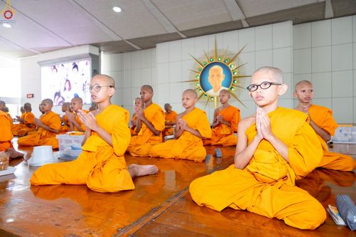 ภาพ No.234819:วันศุกร์ที่ 25 กรกฎาคม พ.ศ. 2568 (วันพระ แรม 15 ค่ำ เดือน 8) พิธีบุพเปตพลี ครั้งที่ 167 ร่วมอุทิศบุญแด่หมู่ญาติที่ล่วงลับไปแล้ว และสืบทอดอายุพระพุทธศาสนา ณ หอฉันคุณยายอาจารย์ฯ วัดพระธรรมกาย