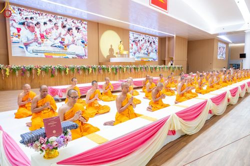 ภาพ No.138779:พิธีถวายกองทุนสนับสนุน การสร้างพระไตรปิฎกฉบับธรรมชัย และอนุรักษ์คัมภีร์ใบลาน น้อมบูชาธรรมหลวงพ่อธัมมชโย 80 ปี ณ ห้องแก้วสารพัดนึก 2 วัดพระธรรมกาย วันเสาร์ที่ 1 มิถุนายน พศ. 2567