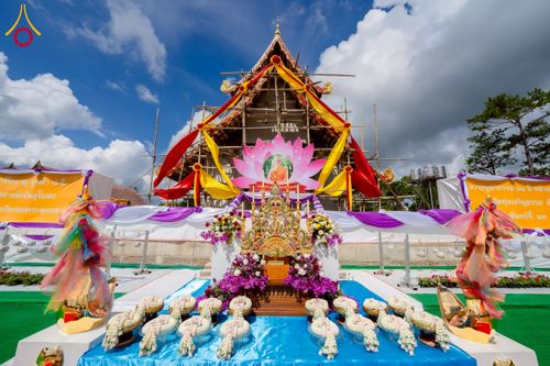 ภาพ No.255449:วันที่ 13 ตุลาคม พ.ศ. 2568 พิธีบรรจุพระบรมสารีริกธาตุ ผูกผ้า 7 สี เพื่อความเป็นสิริมงคล  และ ยกช่อฟ้า ประดิษฐานบนหลังคาอุโบสถวัดทุ่งเจริญธรรม ถวายบูชาธรรม 81 ปี หลวงพ่อธัมมชโย โดยคณะศิษยานุศิษย์ ณ วัดทุ่งเจริญธรรม อ.อมก๋อย จ.เชียงใหม่