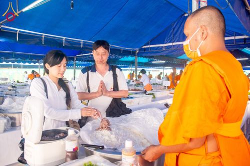 ภาพ No.198304:พิธีถวายภัตตาหารเป็นสังฆทาน แด่พระธรรมยาตรา ณ อนุสรณ์สถานบางปลา วัดบางปลา อำเภอบางเลน จังหวัดนครปฐม ในโครงการธรรมยาตรา กตัญญูบูชา มหาปูชนียาจารย์ พระมงคลเทพมุนี(สด จนฺทสโร) พระผู้ปราบมาร อนุสรณ์สถาน 7 แห่ง ปีที่ 13 วันที่ 20 มกราคม พ.ศ. 2568