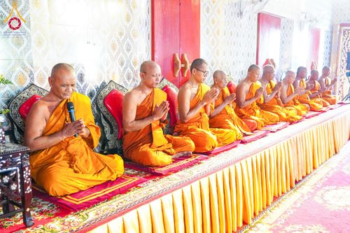 ภาพ No.146671:พิธีต้อนรับสัญญาบัตร พัดยศ ผ้าไตร ในโอกาสที่พระบาทสมเด็จพระเจ้าอยู่หัว ทรงพระกรุณาโปรดพระราชทานสัญญาบัตรตั้งสมณศักดิ์ พระวิมลศาสนวิเทศ (สำรวจ กมโล) เจ้าอาวาสวัดไทยนอร์เวย์ เป็นพระราชาคณะชั้นราช ในราชทินนามที่ “พระราชวชิรศาสนวิเทศ”