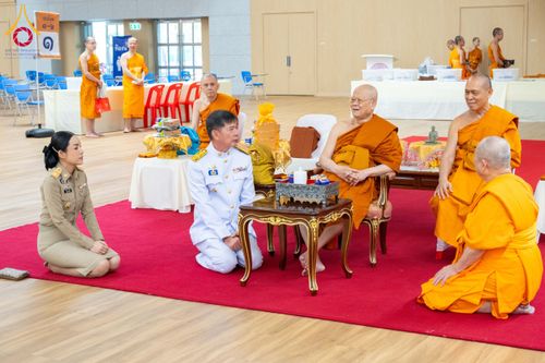 ภาพ No.208763:พระบาทสมเด็จพระเจ้าอยู่หัวทรงพระกรุณาโปรดเกล้าฯ พระราชทานภัตตาหารพระราชทาน แด่พระภิกษุ สามเณร ในการสอบบาลีสนามหลวง ณ วัดพระธรรมกาย วันที่ 22 กุมภาพันธ์ พ.ศ. 2568 ณ วัดพระธรรมกาย อำเภอคลองหลวง จังหวัดปทุมธานี