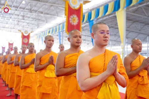 ภาพ No.237418:วันอาทิตย์ที่ 10 สิงหาคม พ.ศ.2568 พิธีมอบใบประกาศเกียรติคุณ โครงการสอบบาลี "ฉลองแชมป์" บูชาธรรม 80 ปี หลวงพ่อธัมมชโย ประจำปี 2568 และ พิธีมอบดวงแก้วสามเณรทรงบาลีไวยากรณ์ ณ สภาธรรมกายสากล วัดพระธรรมกาย ปทุมธานี