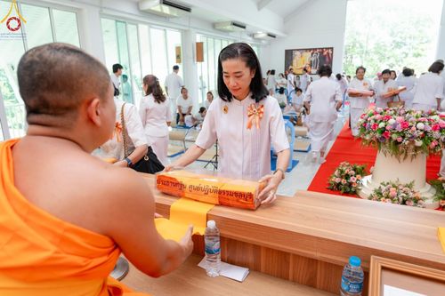 ภาพ No.169615:พิธีทอดกฐินเพื่อสร้าง หอฉันคุณยายอาจารย์ มหารัตนอุบาสิกาจันทร์ ขนนกยูง  ณ ศูนย์ปฏิบัติธรรมชลบุรี วันที่ 25 ตุลาคม พ.ศ. 2567