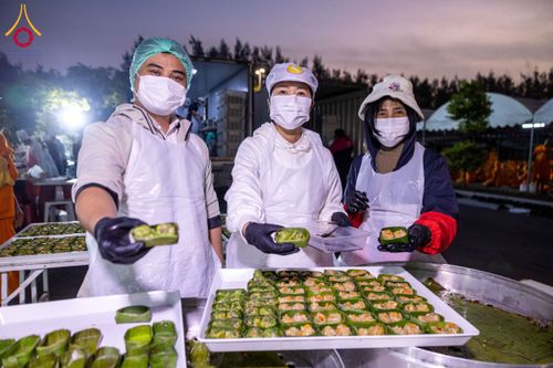 ภาพ No.194881:พิธีถวายภัตตาหารเป็นสังฆทาน แด่พระธรรมยาตรา ณ อนุสรณ์สถานมหาวิหารพระมงคลเทพมุนี (โลตัสแลนด์) อ.สองพี่น้อง จ.สุพรรณบุรี ในโครงการธรรมยาตรา กตัญญูบูชา มหาปูชนียาจารย์ พระมงคลเทพมุนี(สด จนฺทสโร) พระผู้ปราบมาร แห่ง ปีที่ 13 วันที่ 14 มกราคม พ.ศ.2568