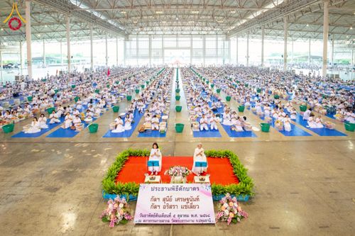 ภาพ No.256748:วันที่ 5 ตุลาคม พ.ศ. 2568 พิธีตักบาตร ข้าวสารอาหารแห้ง ณ บ้านแก้วเรือนทองคุณยายฯ สภาธรรมกายสากล วัดพระธรรมกาย