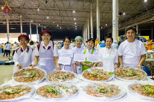 ภาพ No.203651:พิธีถวายภัตตาหารเป็นสังฆทาน แด่พระธรรมยาตรา ณ วัดพระธรรมกาย ตำบลคลองสาม อำเภอคลองหลวง จังหวัดปทุมธานี ในโครงการธรรมยาตรา กตัญญูบูชา มหาปูชนียาจารย์ พระมงคลเทพมุนี(สด จนฺทสโร) พระผู้ปราบมาร อนุสรณ์สถาน 7 แห่ง ปีที่ 13 วันที่ 30 มกราคม พ.ศ. 2568