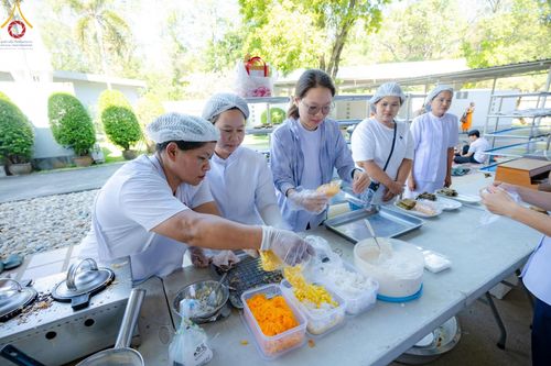 ภาพ No.184767:พิธีถวายภัตตาหารเมนูสวรรค์ "เพื่อการบรรลุธรรม" เนื่องในวาระอายุวัฒนมงคล 84 ปี หลวงพ่อทัตตชีโว วันเสาร์ที่ 21 ธันวาคม พ.ศ. 2567 ณ หอฉันคุณยายอาจารย์ฯ วัดพระธรรมกาย