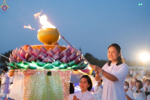 ภาพ No.129584:พิธีจุดประทีป 10,000 ดวง น้อมถวายเป็นพุทธบูชา ณ มหารัตนเจดีย์สิริปทุมสวรรค์ (เจดีย์อริยพุทธะ 5 พระองค์) ศูนย์ปฏิบัติธรรมภาคใต้ อ.บางกล่ำ จ.สงขลา  วันที่ 10 มีนาคม พ.ศ. 2567