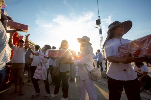 ภาพ No.225034:วันที่ 20 - 27 เมษายน พ.ศ. 2568 "ภาพแห่งความปลื้มที่ไม่มีวันจบ" คณะสงฆ์สามเณร เจ้าหน้าที่ และสาธุชน ร่วมแรงร่วมใจกันเตรียมงานและเก็บงาน เพื่อวันคุ้มครองโลก พิธีถวายมหาสังฆทานคณะสงฆ์ 40,000 กว่าวัดทั่วประเทศ