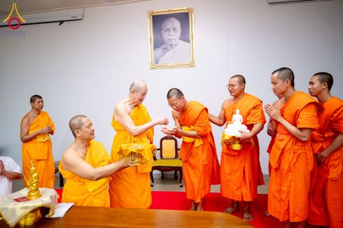 ภาพ No.222953:วันที่ 23 เมษายน พ.ศ. 2568 หลวงพ่อทัตตชีโวต้อนรับคณะสงฆ์ World Pec ณ อาคาร 100 ปี คุณยายมหารัตนอุบาสิกาจันทร์ ขนนกยูง วัดพระธรรมกาย