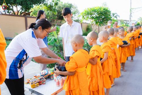 ภาพ No.57826:กิจกรรมบิณฑบาตของสามเณร โครงการบรรพชาสามเณร ฟื้นฟูพระพุทธศาสนาทั่วไทย ธุดงคสถานชลบุรี ณ ชุมชนบ้านห้วยเหียน ตำบลบ่อวิน  อำเภอศรีราชา จังหวัดชลบุรี วันที่ 27 เมษายน พ.ศ. 2567