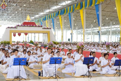 ภาพ No.219382:วันอังคารที่ 22 เมษายน พ.ศ. 2568 พิธีมอบปัจจัยช่วยเหลือครู 4 จังหวัดชายแดนภาคใต้ , พิธีกล่าวคำถวายอุปกรณ์ เพื่อเตรียมการต้อนรับคณะสงฆ์ฯ , พิธีกล่าวคำถวายภัตตาหารเป็นสังฆทาน , คณะสงฆ์ฉันภัตตาหารเพล  เนื่องในวันคุ้มครองโลก พิธีถวายมหาสังฆทานแด่คณะสงฆ์