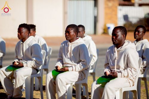 ภาพ No.231140:วันศุกร์ที่ 27 มิถุนายน พ.ศ. 2568 พิธีตัดปอยผมและพิธีปลงผมนาคธรรมทายาทแห่งทวีปแอฟริกา พ.ศ. 2568  โครงการบรรพชาอุปสมบทพระธรรมทายาทนานาชาติแห่งทวีปแอฟริกา ครั้งที่ 2 ณ วัดพระธรรมกายโจฮันเนสเบิร์ก สาธารณรัฐแอฟริกาใต้