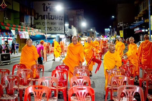 ภาพ No.237317:วันที่ 9-10 สิงหาคม พ.ศ. 2568 การเตรียมงาน เก็บงาน ของเจ้าหน้าที่ทุกสถานะ ในงานมหาสังฆทาน ตักบาตรพระ 10,000 รูป ใจกลางเมืองหาดใหญ่ จ.สงขลา