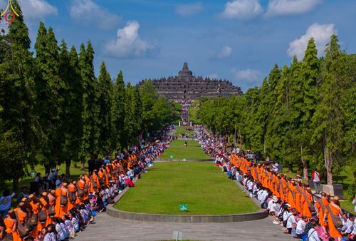 ภาพ No.105160:สามเณรธรรมทายาทชาวอินโดนีเซียกว่า 1,000 รูป เดินธรรมยาตรา บูชาพระสัมมาสัมพุทธเจ้า ณ มหาเจดีย์บุโรพุทโธ ประเทศอินโดนีเซีย ในวันที่ 27 ธันวาคม พ.ศ. 2566