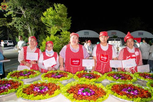 ภาพ No.189392:พิธีถวายภัตตาหารเป็นสังฆทาน แด่พระธรรมยาตรา ในโครงการธรรมยาตรา กตัญญูบูชา มหาปูชนียาจารย์ พระมงคลเทพมุนี(สด จนฺทสโร) พระผู้ปราบมาร อนุสรณ์สถาน 7 แห่ง ปีที่ 13 ณ อนุสรณ์สถานมหาวิหารพระมงคลเทพมุนี (โลตัสแลนด์) อ.สองพี่น้อง จ.สุพรรณบุรี วันที่ 5 มกราคม 2568