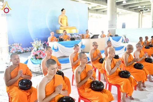 ภาพ No.256645:วันที่ 11 ตุลาคม พ.ศ. 2568 พิธีตักบาตรฉลองพระใหม่  โครงการอุปสมบทบูชาธรรม 141 ปี  พระมงคลเทพมุนี (สด จนฺทโร) ผู้ค้นพบวิชชาธรรมกาย ณ มหาวิหารคด 9 วัดพระธรรมกาย