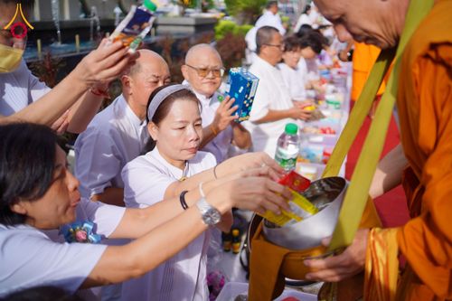 ภาพ No.173838:พิธีทอดกฐิน วัดภาวนาปีนัง ประเทศมาเลเซีย วันที่ 31 ตุลาคม พ.ศ. 2567