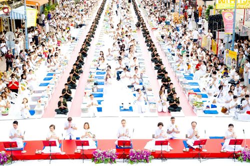 ภาพ No.236907:วันอาทิตย์ที่ 10 สิงหาคม พ.ศ. 2568 มหาสังฆทานครั้งยิ่งใหญ่ ตักบาตรพระ 10,000 รูป ถ.นิพัทธ์อุทิศ 3 ใจกลางนครหาดใหญ่ จ.สงขลา