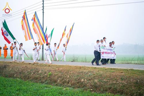 ภาพ No.76362:คณะสงฆ์และสามเณรบิณฑบาต ประเทศบังกลาเทศ วันที่ 11 กุมภาพันธ์ พ.ศ. 2566