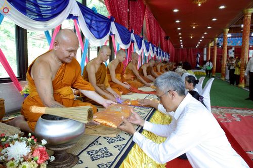 ภาพ No.251201:วันที่ 9 ตุลาคม พ.ศ. 2568 พิธีทอดกฐินสามัคคีทั่วไทย 30,000 วัด โดยคณะศิษยานุศิษย์ บูชาธรรม 81 ปี หลวงพ่อธัมมชโย ณ วัดถ้ำห้วยกลาง ตำบลเขาทะลุ อำเภอสวี จังหวัดชุมพร