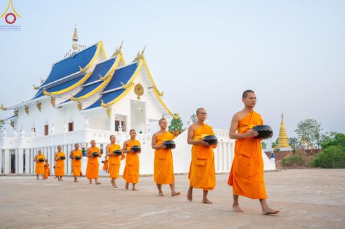 ภาพ No.62229:Photo Story  มหัศจรรย์วัดดงดินแดง Episode 4 กิจกรรมตักบาตรฉลองพระ-เณรกว่า 500 รูป