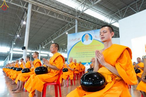 ภาพ No.139043:พิธีตักบาตร , พิธีบูชาข้าวพระ ณ ห้องแก้วสารพัด 1 สภาธรรมกายสากล วัดพระธรรมกาย วันอาทิตย์ต้นเดือนที่ 2 มิถุนายน พ.ศ. 2567