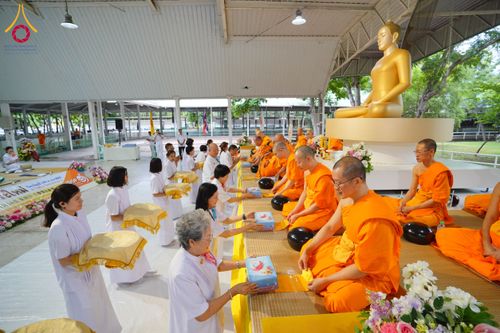 ภาพ No.144260:พิธีตักบาตรพระใหม่  โครงการบรรพชาอุปสมบทหมู่ ธรรมทายาทนานาชาติ (ภาษาจีน) ณ อาคารโถงช้าง วัดพระธรรมกาย วันอาทิตย์ที่ 14 กรกฎาคม พ.ศ. 2567