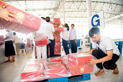 ภาพ No.214312:วันที่ 29 มีนาคม พ.ศ.2568 กิจกรรมใส่ถุงซิปกล่องไทยธรรม เพื่อรักษาความประณีตของกล่องไทยธรรม ในทุกสภาพอากาศ ณ บ้านแก้วเรือนทองคุณยาย วัดพระธรรมกาย