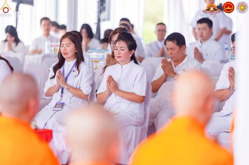 ภาพ No.224456:วันจันทร์ที่ 12 พฤษภาคม พ.ศ. 2568  ชาวพุทธในอินโดนีเซีย ร่วมฉลองวิสาขบูชาจุดประทีปกว่า 200,000 ดวง ณ พระมหาเจดีย์บรมพุทโธ  เจริญพุทธมนต์ถวาย “พระวชิรเกล้าเจ้าอยู่หัว”