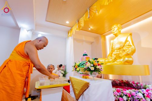 ภาพ No.221267:วันศุกร์ที่ 25 เมษายน พ.ศ. 2568 พิธีอัญเชิญรูปเหมือนพระมงคลเทพมุนี (สด จนฺทสโร) พระผู้ปราบมาร พิธีทอดผ้าป่าสามัคคี 25 ปี พิธีถวายสังฆทาน 15 วัด แด่เจ้าอาวาสภาคพื้นเอเชีย และแอฟริกา ในวาระครบ 25 ปี วัดพระธรรมกายโอซาก้า ประเทศญี่ปุ่น