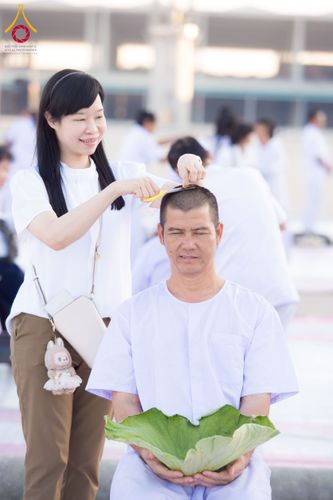 ภาพ No.274728:วันอาทิตย์ที่ 30 พฤศจิกายน พ.ศ. 2568 พิธีปลงผม โครงการอุปสมบทบูชาธรรมมหาปูชนียาจารย์ ปี 2568 ณ ลานธรรมพระมหาธรรมกายเจดีย์ ฝั่งทิศตะวันตก ระหว่างวิหารคดหมายเลข 8 และ 9 วัดพระธรรมกาย