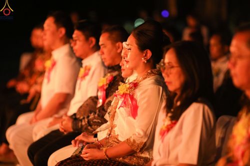 ภาพ No.104190:พิธีจุดประทีป ถวายเป็นพุทธบูชา สามเณรธรรมทายาทชาวอินโดนีเซียกว่า 1,000 รูป ณ มหาเจดีย์บุโรพุทโธ ประเทศอินโดนีเซีย ในวันที่ 23 ธันวาคม พ.ศ. 2566