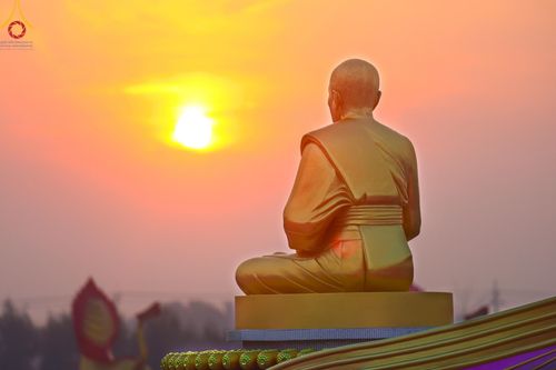 ภาพ No.201005:พิธีตักบาตรพระธรรมยาตรา ณ อนุสรณ์สถานลำดับที่ 5 สถานที่เผยแผ่วิชชาธรรมกายครั้งแรก อนุสรณ์สถานบางปลา วัดบางปลา อำเภอบางเลน จังหวัดนครปฐม ในโครงการธรรมยาตรา กตัญญูบูชา มหาปูชนียาจารย์ พระมงคลเทพมุนี(สด จนฺทสโร) พระผู้ปราบมาร อนุสรณ์สถาน 7 แห่ง ปีที่ 13