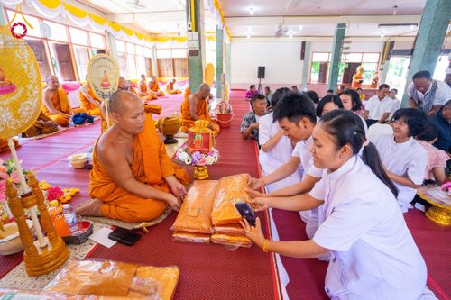 ภาพ No.172577:พิธีทอดกฐิน วัดศรีบุญเรือง จ.สกลนคร ในโครงการกฐินสามัคคีทั่วไทย 30,000 วัด บูชาธรรม 80 ปี หลวงพ่อธัมมชโย โดยคณะศิษยานุศิษย์วัดพระธรรมกาย วันที่ 25 ตุลาคม พ.ศ. 2567