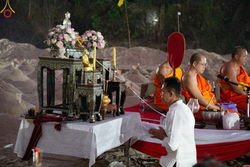 ภาพ No.138618:Photo Story  มหัศจรรย์วัดดงดินแดง Episode 6 พระภิกษุ-สามเณร ในโครงการบรรพชาอุปสมบทหมู่  กว่า 500 รูป และศีลจาริณีกว่า 300 คน ร่วมกันก่อพระเจดีย์ทราย 20,000 องค์ และจุดประทีป  บูชาธรรม 80 ปี หลวงพ่อธมฺมชโย กลางลำน้ำแม่ตื่น