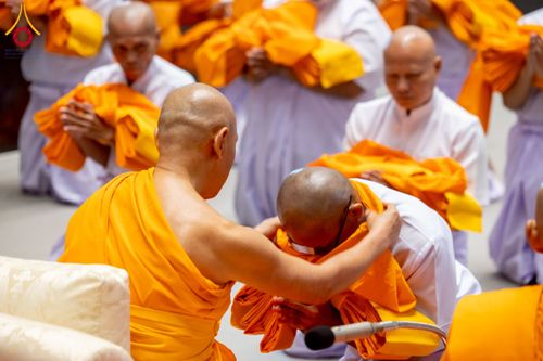 ภาพ No.244764:วันเสาร์ที่ 6 กันยายน พ.ศ. 2568 พิธีถวายบาตร บรรพชา อุปสมบทของนาคธรรมทายาท โครงการอุปสมบทหมู่บูชาธรรมครบรอบ 108 ปี  วันครูผู้ค้นพบวิชชาธรรมกาย ณ โบสถ์พระไตรปิฎก วัดพระธรรมกาย