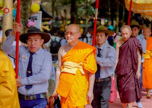 ภาพ No.274090:วันที่ 23 พฤศจิกายน พ.ศ. 2568 ประธานมูลนิธิธรรมกาย ถวายปัจจัยสมทบกฐินแด่ วัดเทียนเวียนเฟื้อกเซิน ศูนย์วิปัสสนาที่มีชื่อเสียง มากกว่า 50 ปีในเวียดนาม