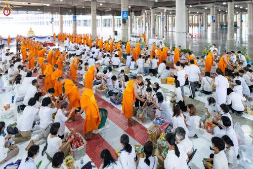 พิธีตักบาตรฉลองพระใหม่ ในโครงการบรรพชาอุปสมบทหมู่รุ่นเข้าพรรษา ณ วิหารคด 30 วัดพระธรรมกาย วันที่ 13 สิงหาคม พ.ศ. 2566