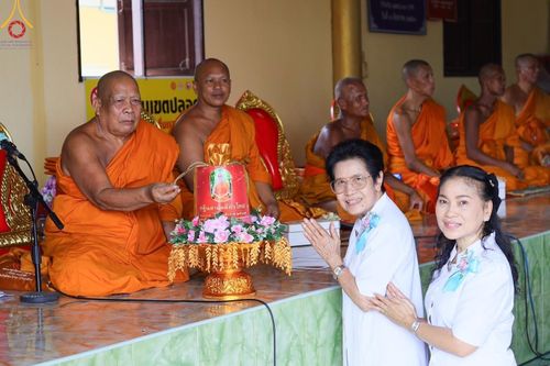 ภาพ No.168261:พิธีทอดกฐิน ณ วัดถนนโค้ง จ.ลพบุรี ในโครงการกฐินสามัคคีทั่วไทย 30,000 วัด บูชาธรรม 80 ปี หลวงพ่อธัมมชโย โดยคณะศิษยานุศิษย์วัดพระธรรมกาย วันที่ 20 ตุลาคม พ.ศ. 2567