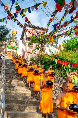 ภาพ No.213088:วันที่ 17 - 18 มีนาคม พ.ศ. 2568 คณะสงฆ์และสามเณรเดินบิณฑบาต รอบเมืองในพื้นที่ วัดสยมภูวนาถและราชวังปาตัน ณ เมืองกาฐมาณฑุ ประเทศเนปาล