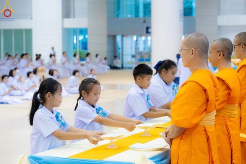 ภาพ No.146068:วันมหารำลึก ครั้งที่ 34 พิธีร่วมรำลึกถึงนักสร้างบารมีที่ล่วงลับไปแล้ว , พิธีสวดพระพุทธมนต์ ณ ห้องแก้วสารพัดนึก 1 วัดพระธรรมกาย วันเสาร์ที่ 27 กรกฎาคม พ.ศ. 2567