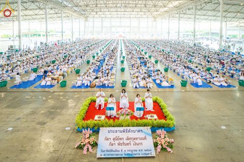 ภาพ No.143372:พิธีตักบาตร ข้าวสารอาหารแห้ง ณ บ้านแก้วเรือนทองคุณยายฯ และ พิธีบูชาข้าวพระ  ณ สภาธรรมกายสากล วัดพระธรรมกาย วันอาทิตย์ที่ 7 กรกฎาคม พ.ศ. 2567