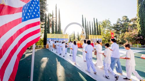 ภาพ No.252215:วันที่ 4-5 ตุลาคม พ.ศ. 2568  วัดพระธรรมกายแคลิฟอร์เนีย ประเทศสหรัฐอเมริกา ได้จัดพิธีตัดปอยผม โดยคณะสงฆ์ ญาติ ๆ และสาธุชน ให้กับนาคธรรมทายาท 8 ท่าน และได้จัดพิธีบรรพชา-อุปสมบท ฉลองพิธีทอดกฐินบรมจักรพรรดิ สร้างอุโบสถ 82 ปี บูชาธรรมหลวงพ่อธัมมชโย