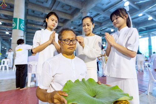 ภาพ No.242935:วันที่ 31 สิงหาคม พ.ศ. 2568 พิธีตัดปอยผมและปลงผม โครงการอุปสมบทหมู่บูชาธรรม ครบรอบ 108 ปี วันครูผู้ค้นพบวิชชาธรรมกาย ณ วัดพระธรรมกาย